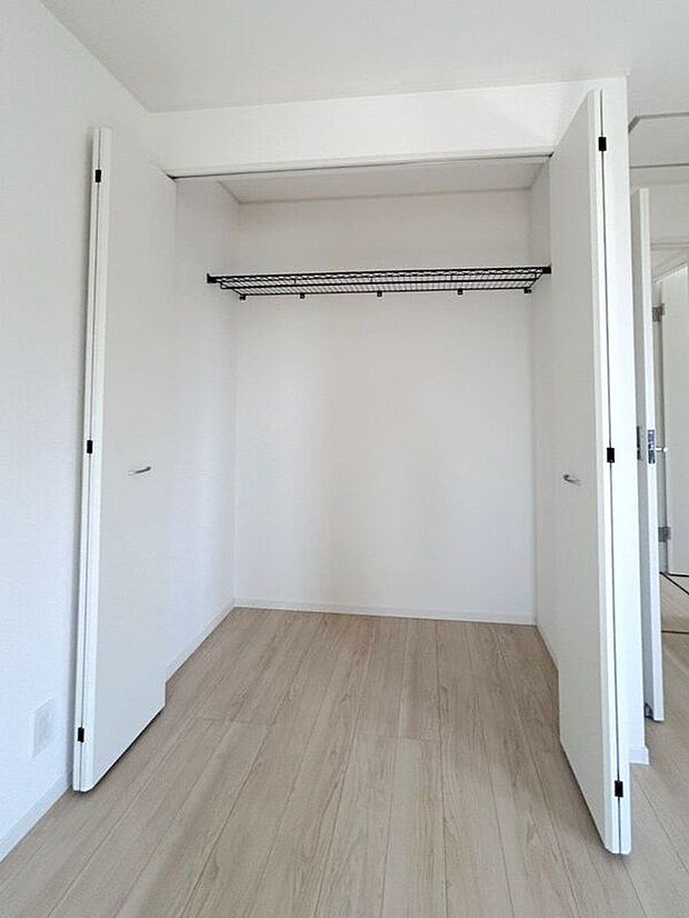 【収納】☆クローゼット(9.5帖洋室)☆容量大きめなので、お部屋がすっきり片付きます♪