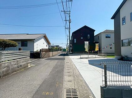 前面道路含む外観