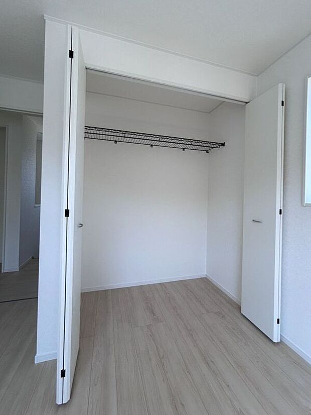 【収納】☆クローゼット(5.0帖洋室)☆容量大きめなので、お部屋がすっきり片付きます♪