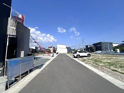 前面道路含む外観