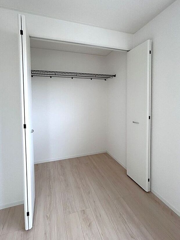 【収納】☆クローゼット(5.2帖洋室)☆容量大きめなので、お部屋がすっきり片付きます♪