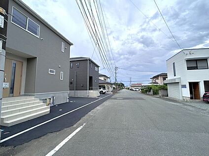 前面道路含む外観