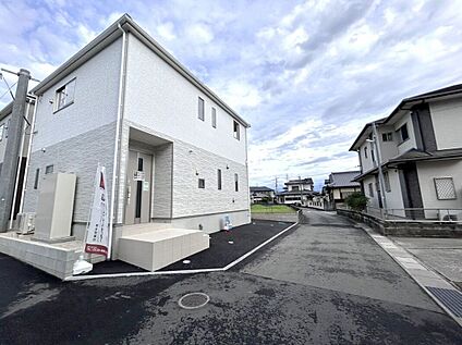 前面道路含む外観