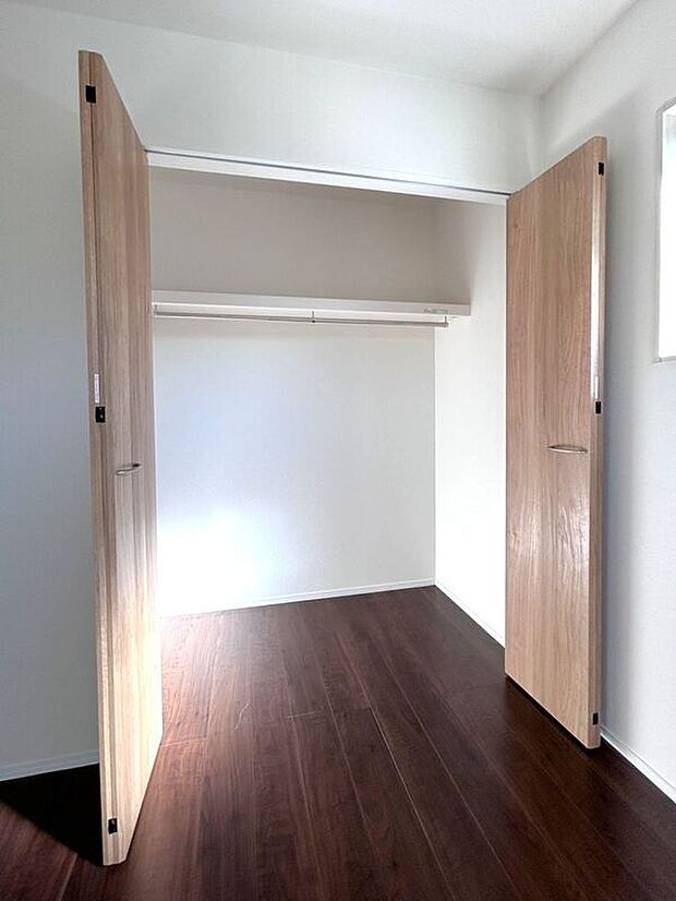 【収納】☆クローゼット(洋室B)☆容量大きめなので、お部屋がすっきり片付きます♪