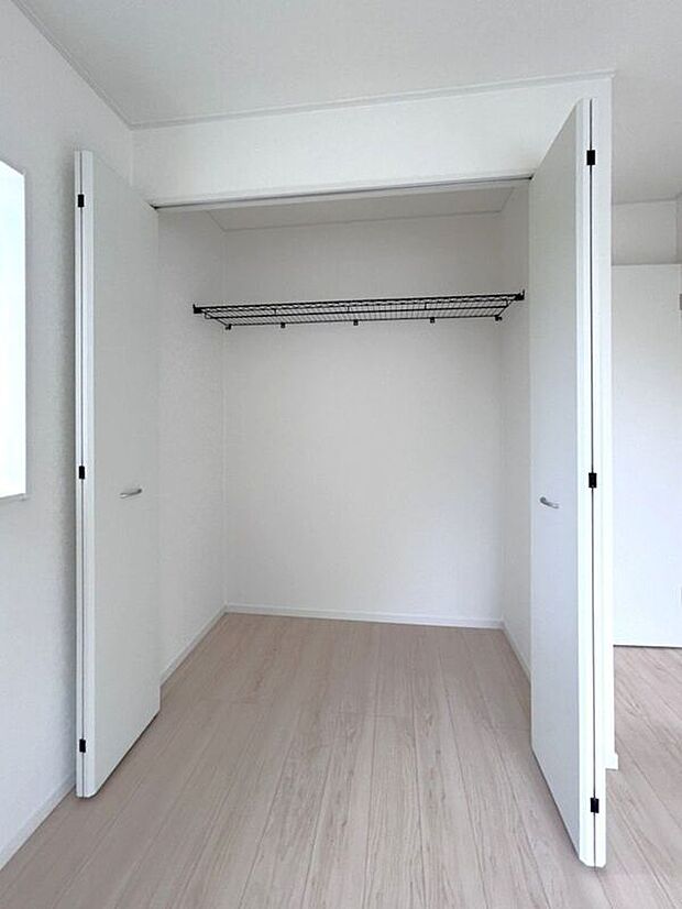 【収納】☆クローゼット(5帖洋室)☆容量大きめなので、お部屋がすっきり片付きます♪