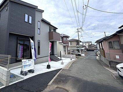 前面道路含む外観