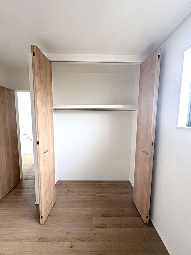 【収納】☆クローゼット(5.2帖洋室)☆容量大きめなので、お部屋がすっきり片付きます♪