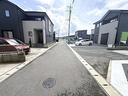 前面道路含む外観