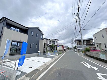 前面道路含む外観