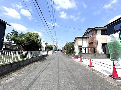 前面道路含む外観