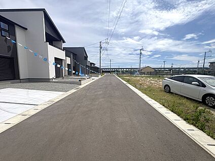 前面道路含む外観