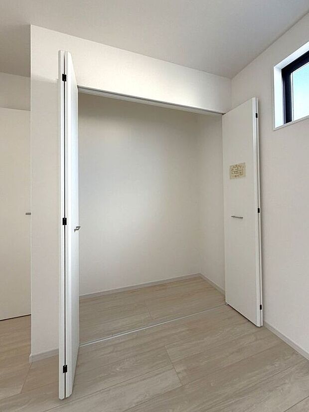 【収納】☆クローゼット(5.2帖洋室)☆容量大きめなので、お部屋がすっきり片付きます♪