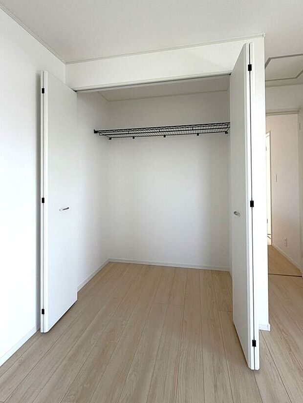 【収納】☆クローゼット(8.5帖洋室)☆容量大きめなので、お部屋がすっきり片付きます♪