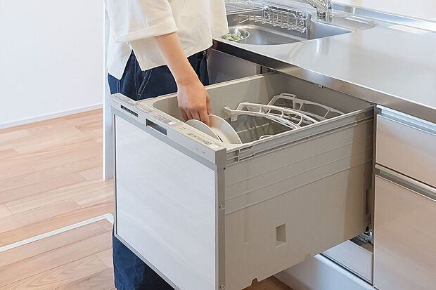 【手間も時間も水も節約：食器洗い乾燥機】システムキッチンにビルトインされた食洗機。家事を強力にサポートするだけでなく、節水にも貢献します。
