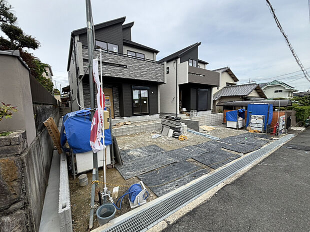 現地外観写真2026年5月撮影　【外観 ｜ （1）号棟】（1）号棟（（2）号棟契約済み）