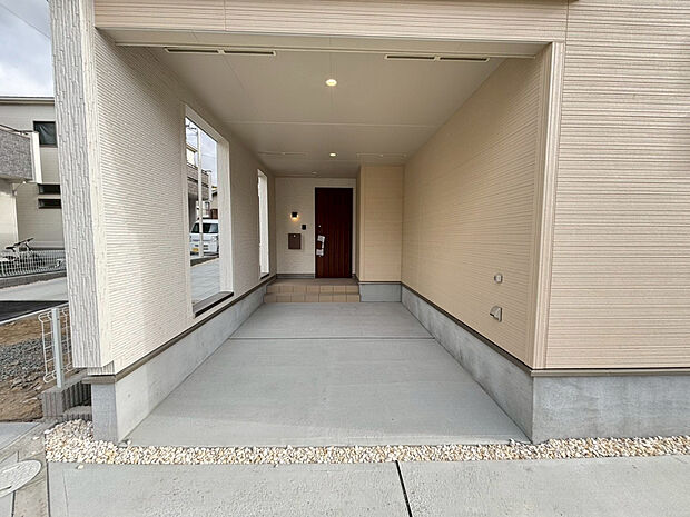 【【カースペース ｜ 5号棟】】雨の日でも乗り降りが苦にならず、荷物の積み下ろしも楽なビルトインガレージ！