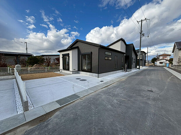 【【外観（平屋） ｜ (2)号棟】】並列に2台駐車ができる広々とした駐車スペース