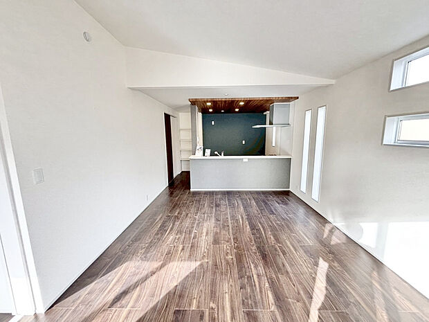 【【LDK17.0帖 ｜ (2)号棟】】 勾配天井のリビングは天井高で開放感があります！