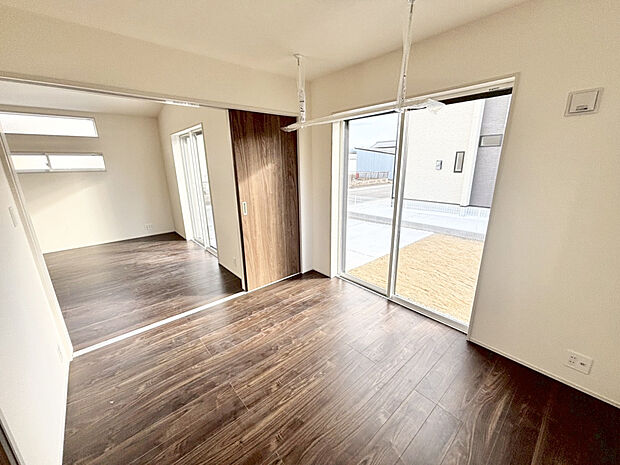 【【LDK17.0帖＋洋室5.25帖 ｜ (2)号棟】】リビングと続きの洋室は間仕切り扉付きでしっかり閉め切ることもできます！