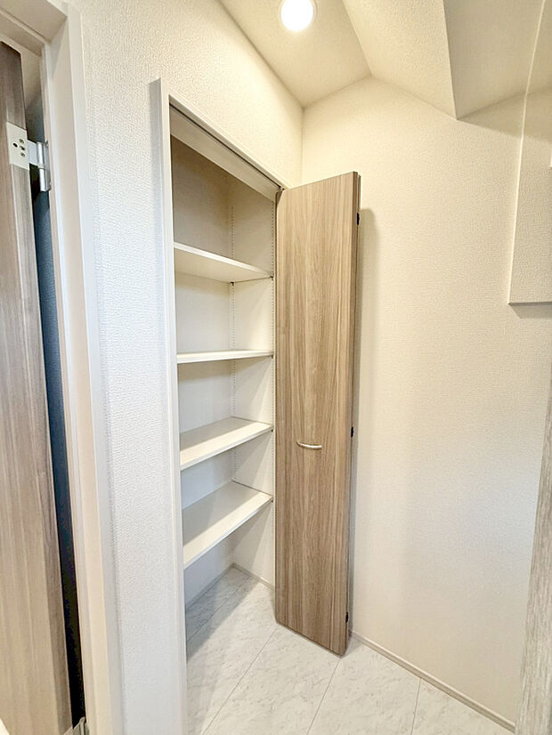 【【洗面収納 ｜ 1号棟】】洗面所に備えつけられた可動棚収納はタオルや洗剤など収納できます！