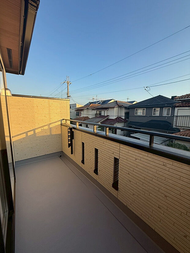 【【バルコニー ｜ 1号棟】】広々としたバルコニーは洗濯物をたくさん干すことができます！