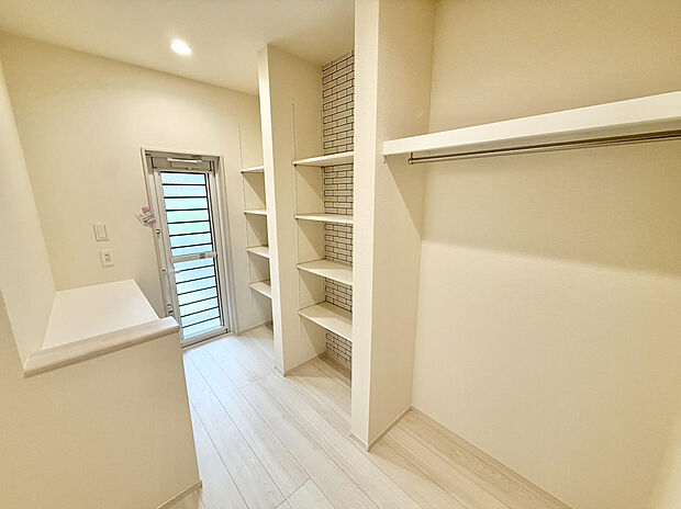 【パントリー写真】パントリー（可動棚4段付）食品庫としてはもちろん防災グッズなどの収納も便利