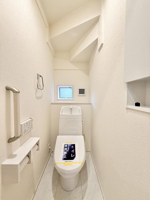 【【1階トイレ ｜ 1号棟】】ウォシュレット付トイレを各フロアに設置！