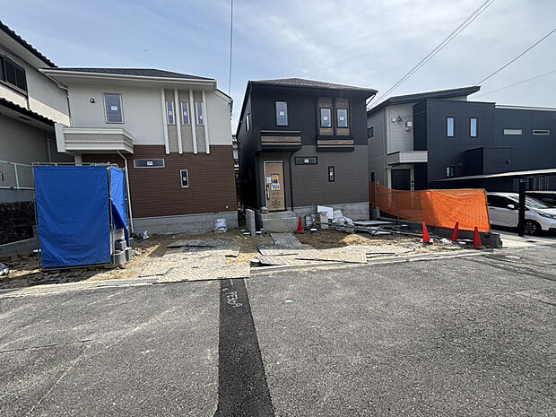 【現地写真2026年5月撮影】前面道路が広く、駐車が苦手な方も安心！　