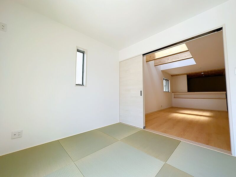 18帖LDKの横にある和室スペースは贅沢な琉球畳