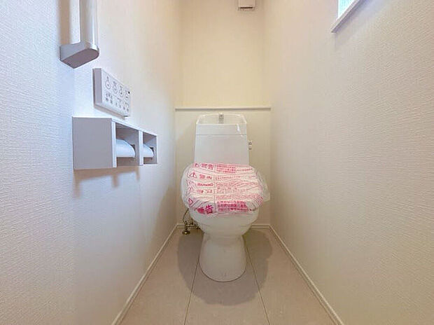 トイレにも窓があり、明るく通風良好です◎