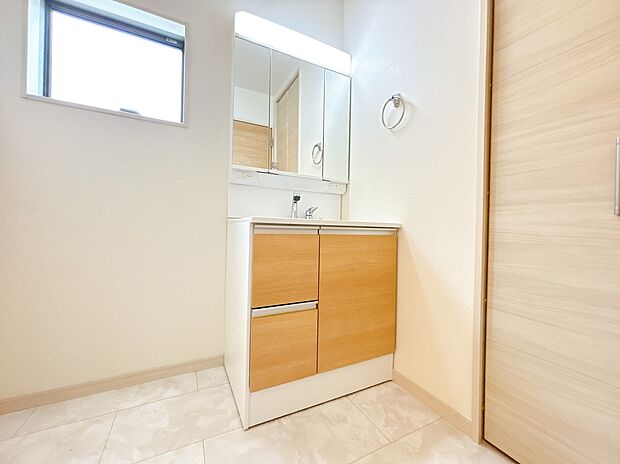 【洗面】洗面所にも窓があり、明るい空間となっております。(同社施工事例)