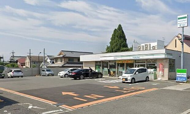 ファミリーマート西登美ヶ丘店（約690m）