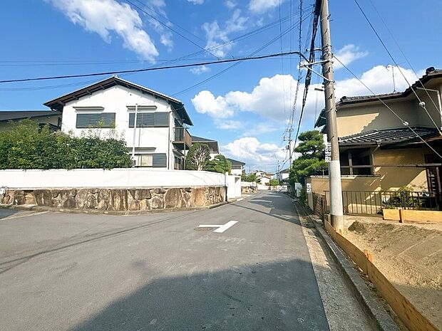 【現地】住宅地のため周辺は車の通行量も少なく、通期・登園・通学・ショッピングなど日々の往来も快適です。
