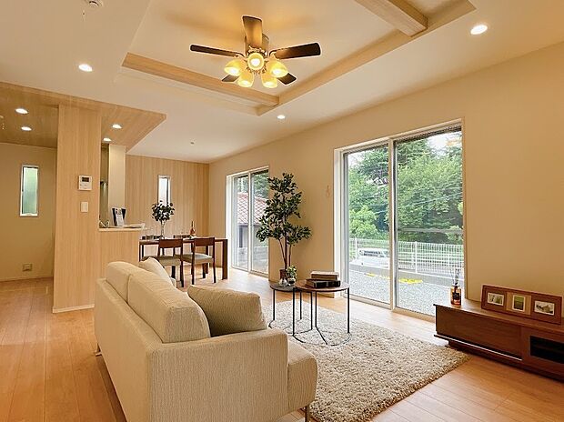 【リビング】開口部に広い窓があり、採光・通風ともに多く取り込めます。（同社施工事例）