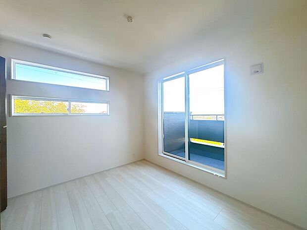 【洋室】大きな窓から朝日が差し込み、目覚めのよい1日が迎えられそうです◎