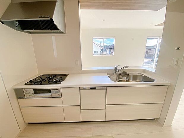 【キッチン】3口コンロなので同時に調理ができ、お料理もはかどります。(同社施工事例)