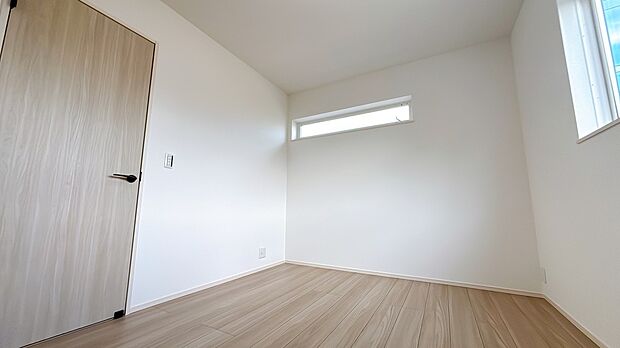 【洋室】足をのばしてくつろげる明るい洋室です。(同社施工事例)