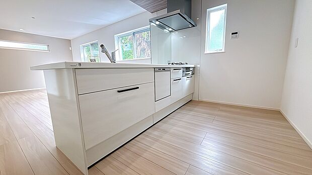 【キッチン】食洗機付きのシステムキッチン。
忙しい毎日に役立ちます◎(同社施工事例)