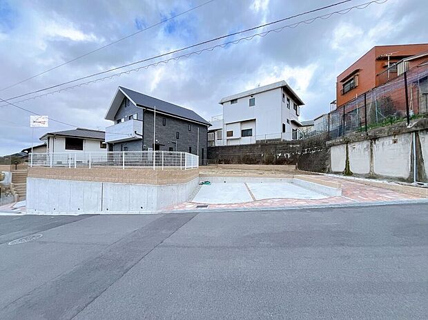 【現地写真】スーパーやコンビニ、幼保・小学校など生活利便施設が充実した立地です。