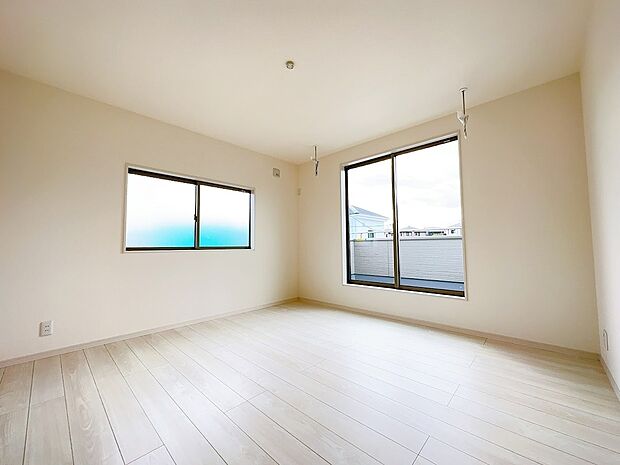 【洋室】ご家族揃ってお休みいただける、広々としたお部屋です。（同社施工事例）