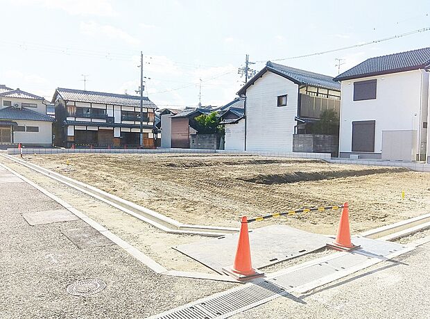【現地写真】 
閑静な住宅街に位置しながらも、 買物施設が徒歩10分圏内に揃っており、暮らしやすい環境です！