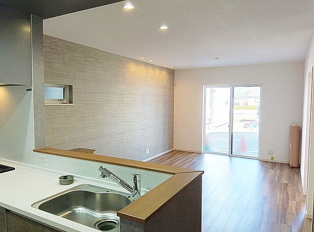 【【LDK】】3面採光を採用したLDK♪明るく爽やかな空間で、ご家族団らんのひとときを過ごせます◎掃出し窓から駐車スペースへ出入りできます。