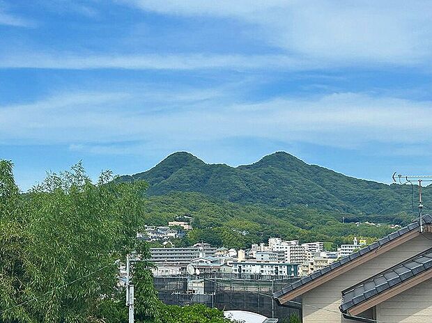 【【立花山の眺望】】高台に位置し、東側隣地が約3m低いので、
開放的な「立花山」の眺望を楽しめむことができます♪