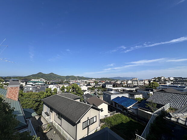 【【住戸からの眺望写真】】 周辺は車通りの少ない閑静な住宅街。穏やかな環境でのびのび子育てが叶います♪※2026年5月5日撮影