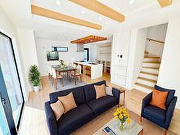 明るく開放感のあるリビング。対面式キッチンは、いつでもご家族を感じられる空間作りの重要ポイントになりそうです。※家具をCGで加工しています。家具付き販売ではございません。