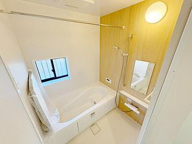 毎日の疲れを癒す浴室は１坪タイプです。足を伸ばしてゆっくりとくつろげます。窓があるので、湿気もこもらないのも、うれしいですね♪