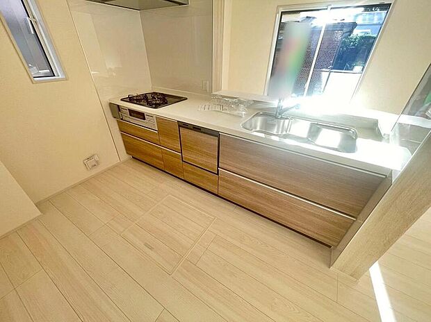 ☆キッチン☆
収納力豊富、爽やかなシステムキッチンを用意しております。さっと拭き取るだけで汚れが簡単にとれますので、キッチンスペースをいつでもすっきりとお使い頂けます。食洗機付きです♪