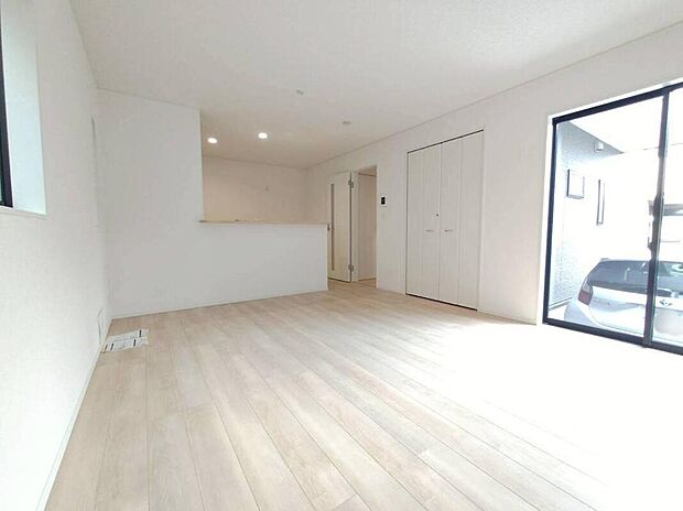 ついつい散らかりがちなリビングにも物入れが備わっているのは嬉しいですね◎掃除道具なども効率よくスッキリ収納できます☆