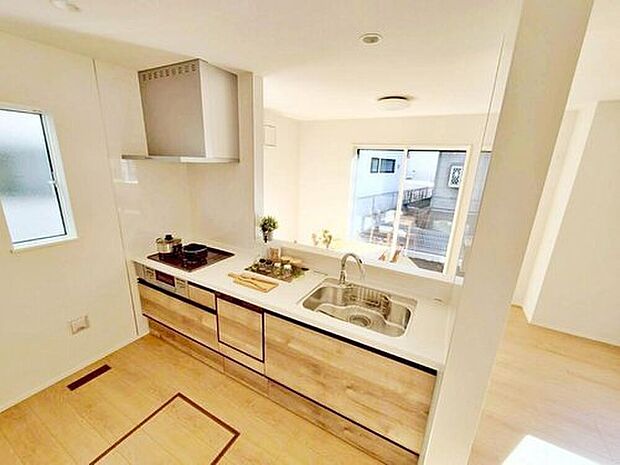 収納力豊富、爽やかなシステムキッチンを用意しております。さっと拭き取るだけで汚れが簡単にとれますので、キッチンスペースをいつでもすっきりとお使い頂けます。