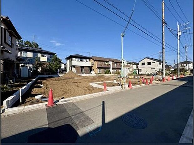 ☆現地外観写真☆
近くの完成物件と一緒に、ご内覧いただけます。デザイン・目に見える設備面も大切ですが、耐震構造で地震に強い家の為、次代へ繋ぐ強固な住宅です。